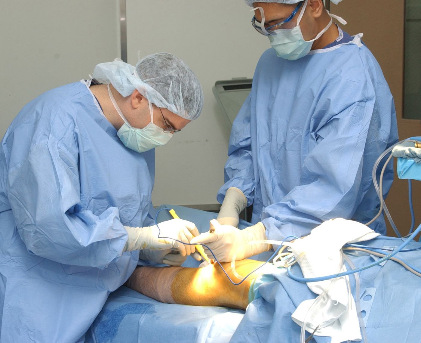 Equipo quirúrgico realizando una cirugía ortopédica